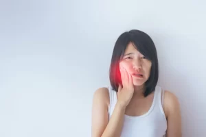 woman experiencing pain in her jaw