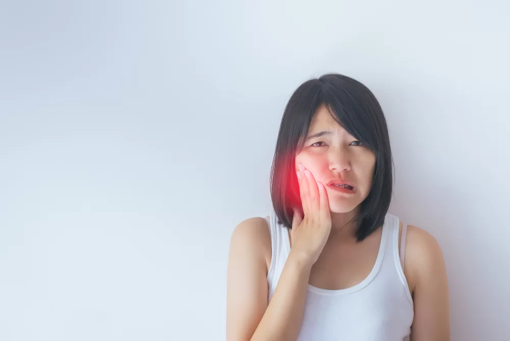 woman experiencing pain in her jaw